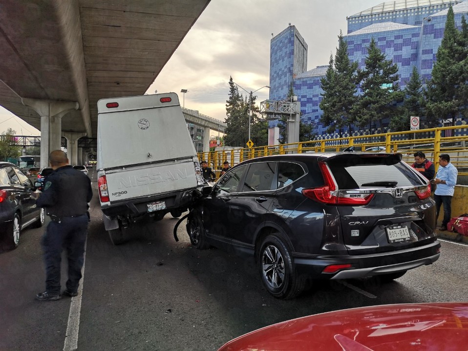 Tres vehículos se vieron involucrados en el choque.