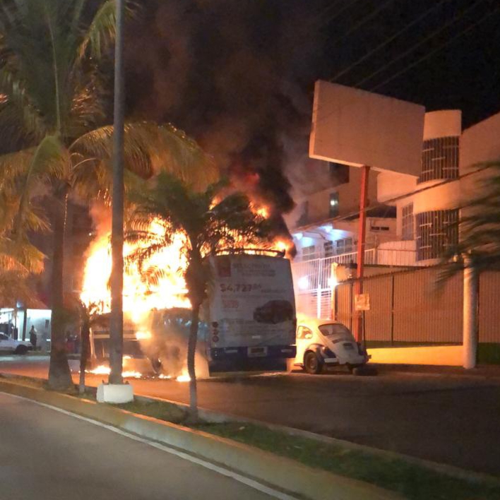 Dos vehículos del transporte público fueron incendiados en la zona urbana de Acapulco, Guerrero. (Javier Trujillo)