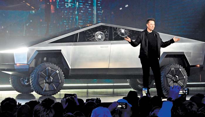 La carrocería de la camioneta está hecha del mismo acero que se utiliza en el cohete Starship de SpaceX. Reuters