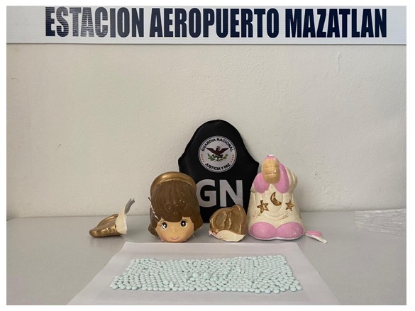 La figura de yeso era un ángel en cuyo interior se encontraron las pastillas de fentanilo. (Especial)