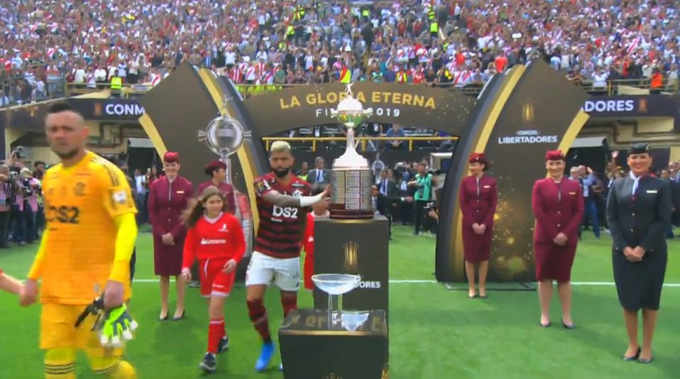 Gabigol tocó la Copa Libertadores antes del partido (Twitter)