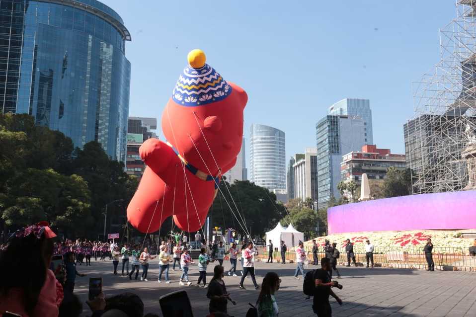 Globos gigantes desfilan por Paseo de la Reforma, de la Estela de Luz al Monumento a la Revolución. (Jesús Quintanar)