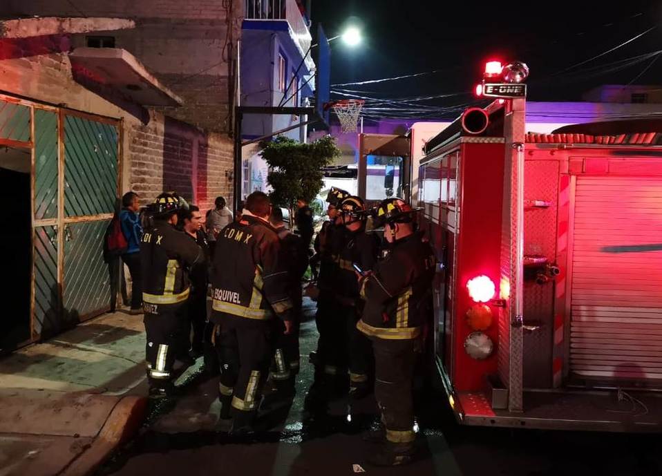 El incendio se originó en el tercer piso de la vivienda. | Alejandro González