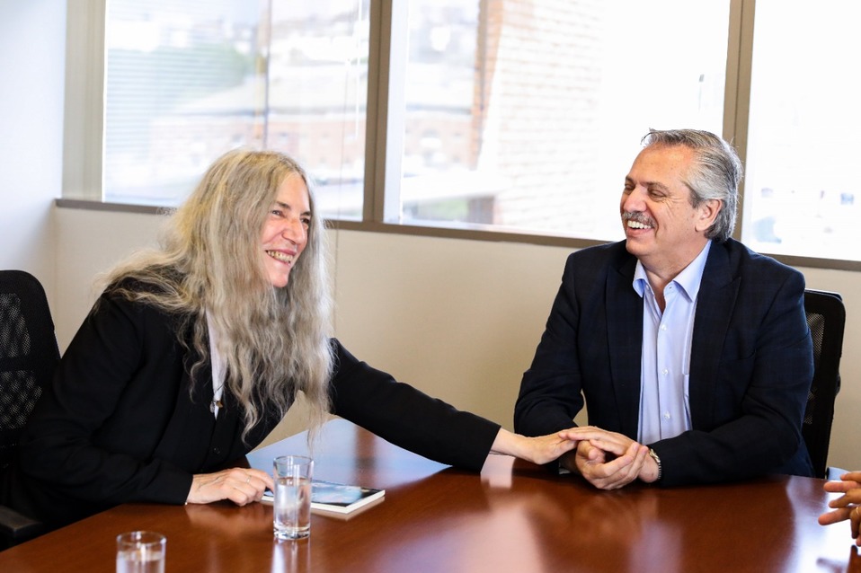 Patti Smith y Alberto Fernández (AFP).
