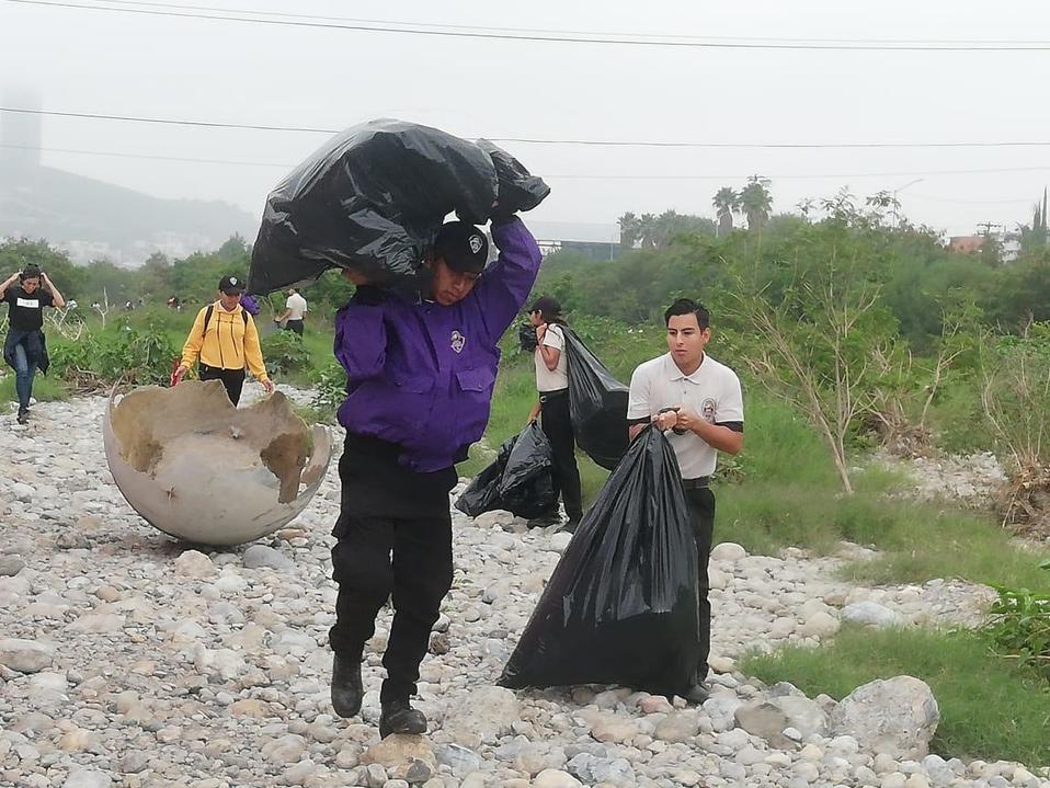 Más de 300 personas acudieron para limpiar el cauce del río Santa Catarina. (Foto: Miranda Arias)