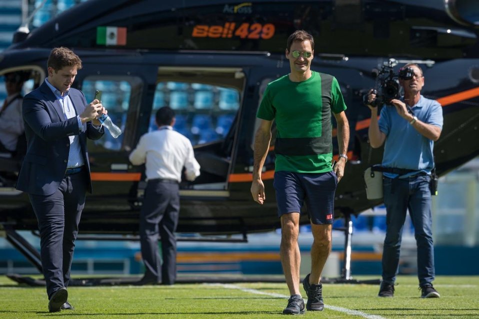 Roger Federer en la cancha del Estadio Azul (Twitter)