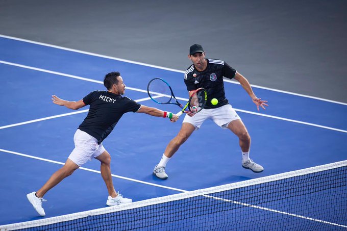 Santiago González y Miguel Ángel Reyes Varela vencieron a Bob y Mike Bryan en la Plaza de Toros México (Twitter @Mextenis)
