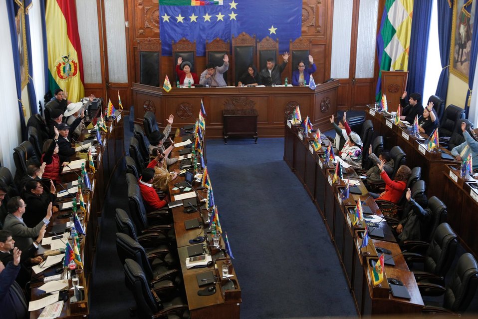 Los senadores aprueban un proyecto de ley para celebrar nuevas elecciones en La Paz, Bolivia. (AP)