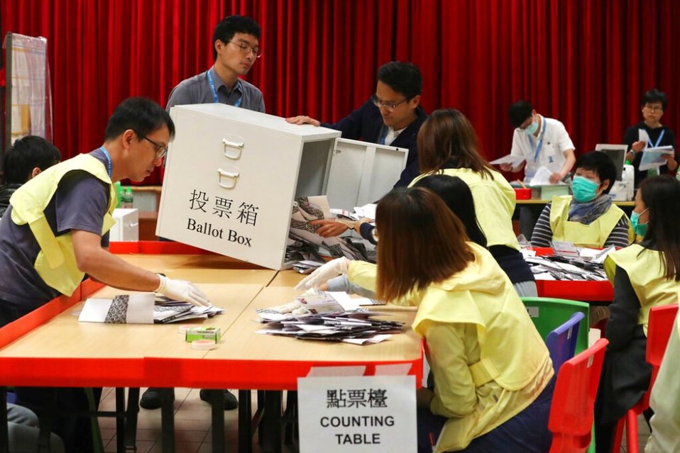 Los centros de votación registraban largas filas. (AP)