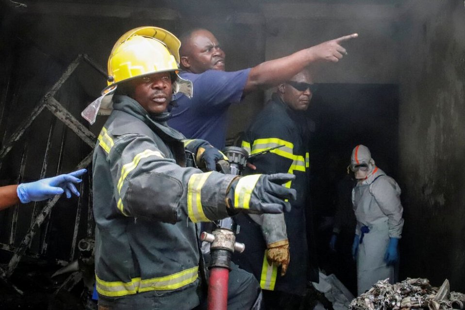 Equipos de rescate laboran en la zona del accidente. (AP)