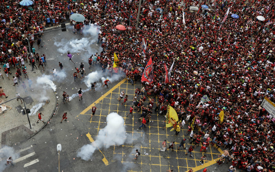 Festejo del Flamengo termina con enfrentamiento entre aficionados y policías (Reuters)