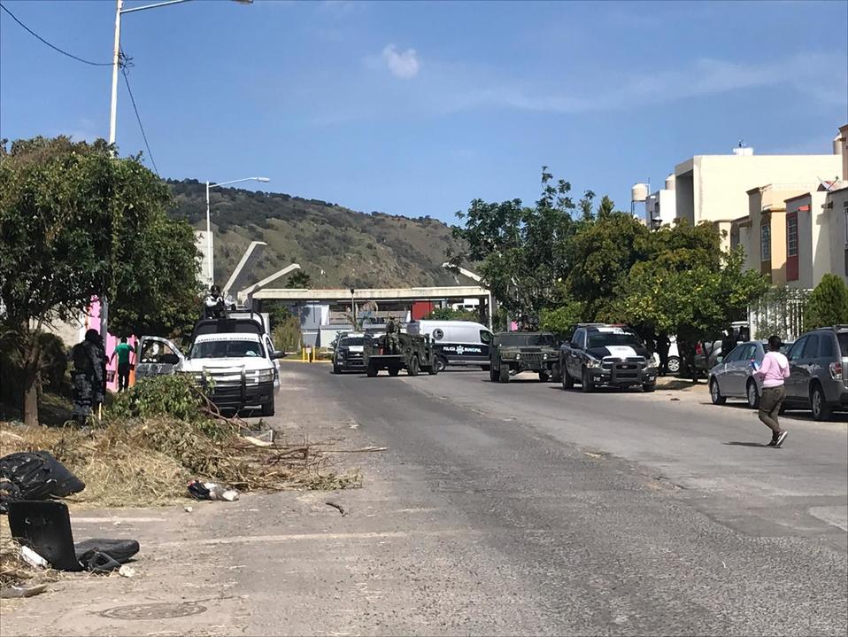 Movilización policiaca se reporta sobre Avenida del Bronce y Granado en  la colonia El Fortín, en Zapopan Jalisco. (Elsa Gutíerrez)