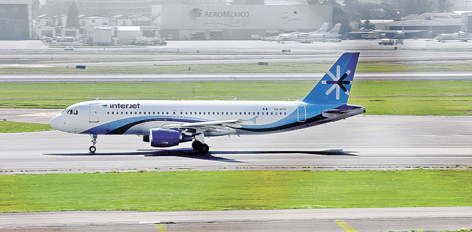Nave de la empresa Interjet en el aeropuerto de CdMx. (Juan C. Bautista)