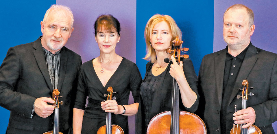 Paul Cassidy con Gina McCormack (primer violín), Jacqueline Thomas (violonchelo) e Ian Belton (segundo violín), integrantes del grupo creado en 1972. 