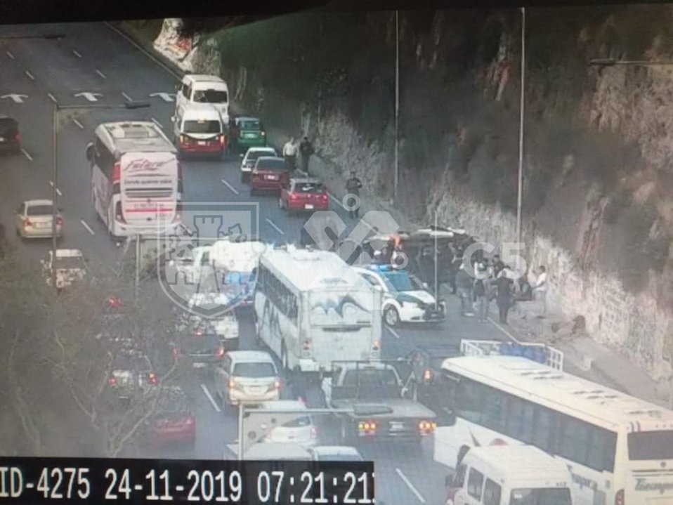 La volcadura de una combi dejó al menos 15 personas heridas en la autopista México-Pachuca (@C5_CDMX)