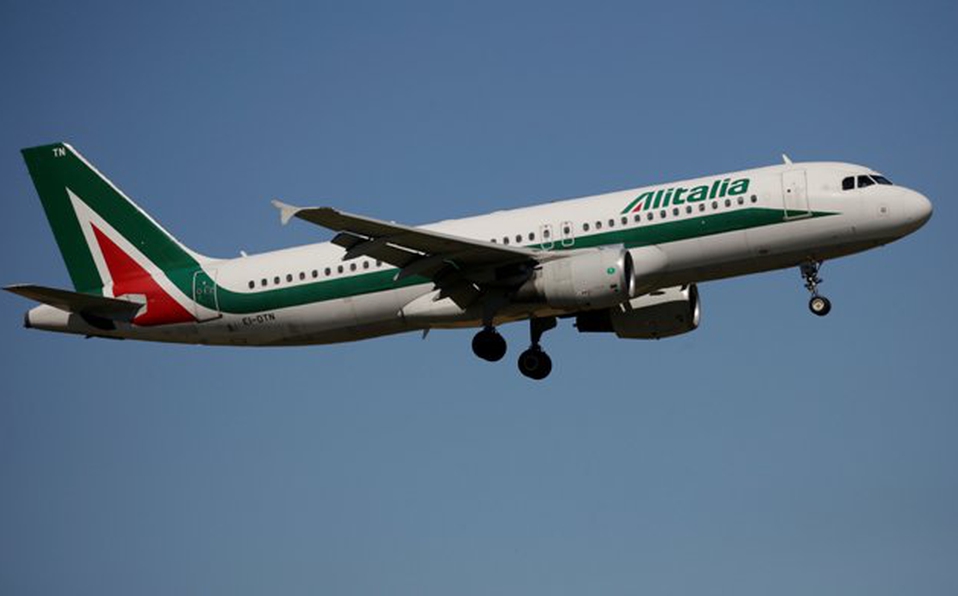 Alitalia explica en su página web que ha cancelado 137 vuelos, entre los que se cuentan ocho con origen o destino en España. (Archivo)