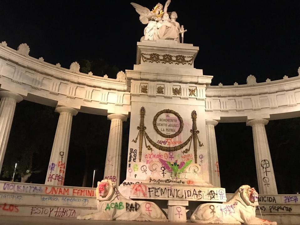 Encapuchadas dejaron pintas en el Hemiciclo a Juárez sobre la Alameda Central. (Cinthya Stettin)