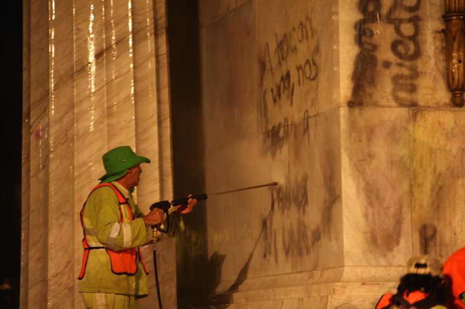 Labores de limpieza en el Hemiciclo a Juárez. (Avenila Martínez)