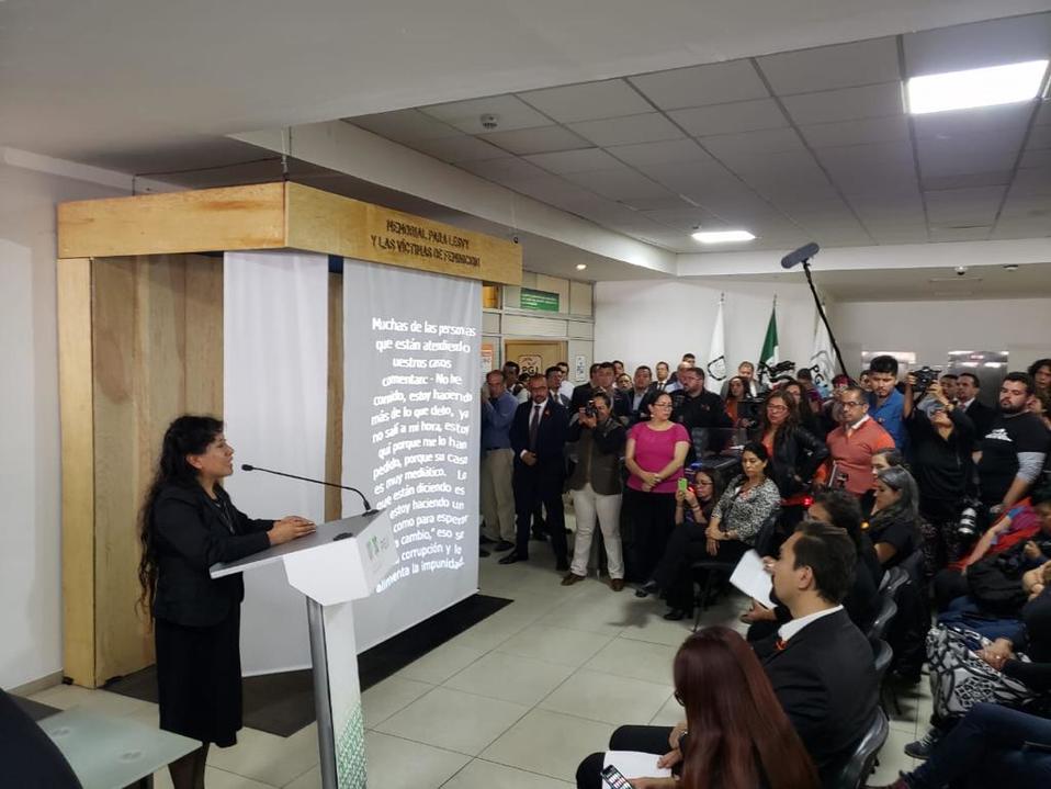 El memorial fue colocado en la recepción de la PGJ, ubicada en la calle Gabriel Hernánde, colonia Doctores./ Especial