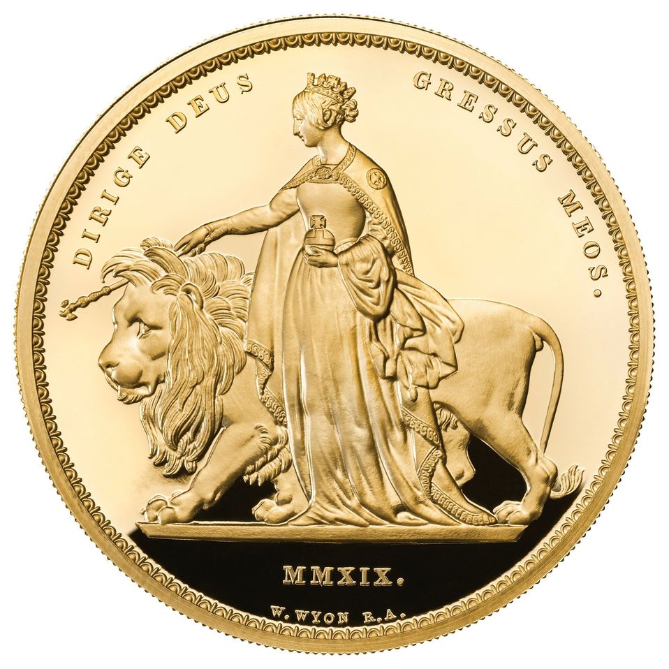 La mayor moneda del mundo pesa cinco kilos y tiene una denominación de cinco mil libras. (Fotos: EFE)