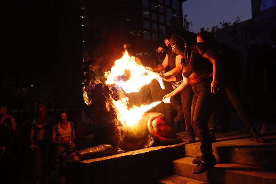 Negocios en Reforma han cerrado sus puertas debido a la manifestaciones violentas en la marcha feminista de la Ciudad de México. (Nelly Salas)