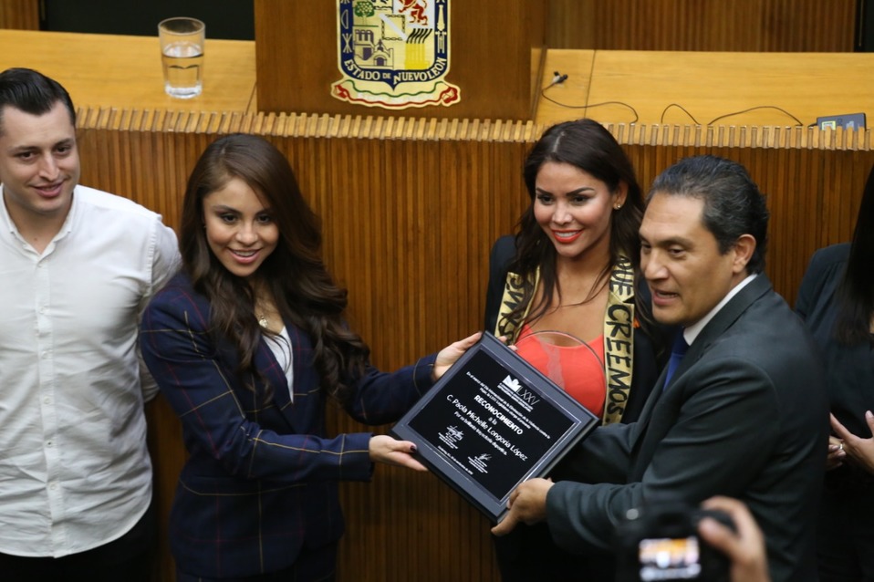 Paola Longoria recibió de manos de la diputada Karina Barrón Juan Carlos Ruiz, un reconocimiento y las felicitaciones por sus logros. (Foto: Jorge Lóp