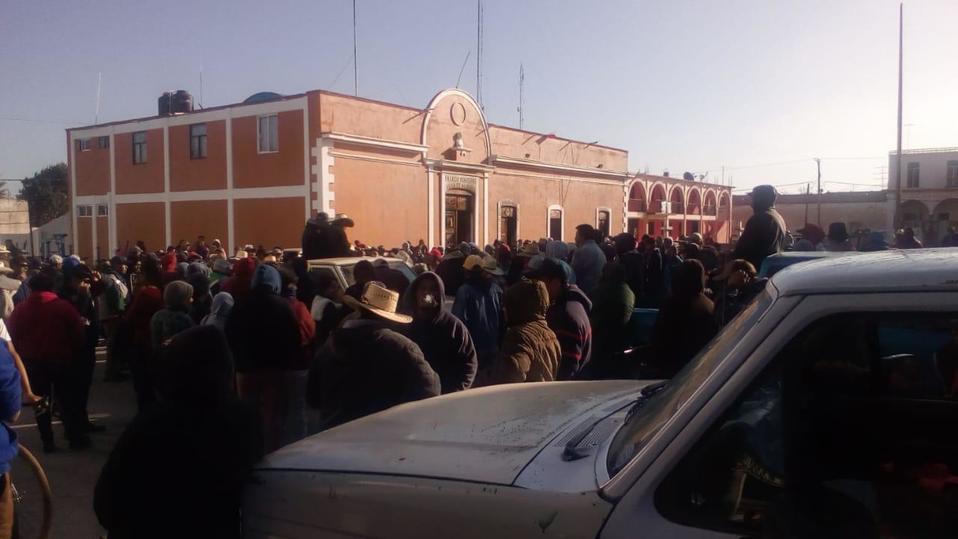 Policías federales dialogan con los manifestantes, y aseguran que no se van a retirar hasta que el Presidente Municipal dé una solución para combatir 