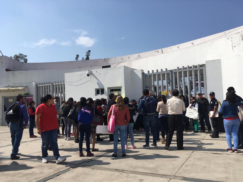 Protestas durante la mañana de este lunes, frente a las instalaciones de la SEP del Estado para denunciar la falta de pagos. (Jaime Zambrano)