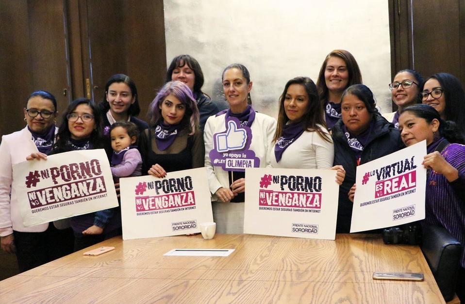 Sheinbaum y activistas de los derechos de las mujeres. (Tomado de @Claudiashein)