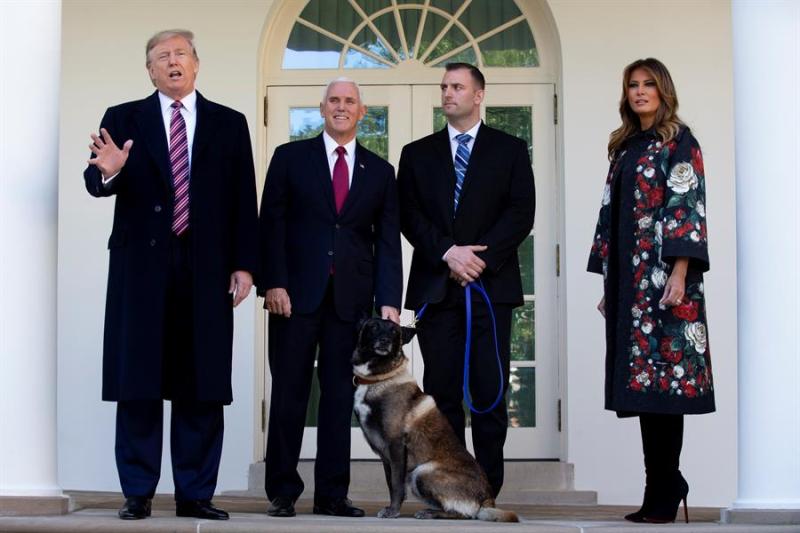 Entre sonrisas, Trump advirtió a la prensa, con la que mantiene una tensa relación, acerca de la eficiencia de Conan. (EFE)