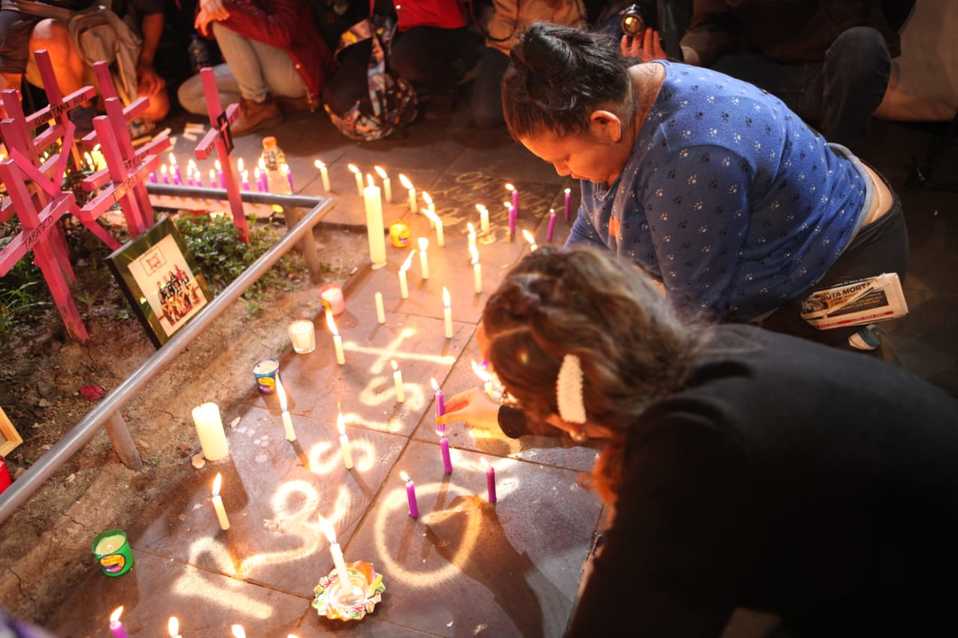 Con velas, las manifestantes piden erradicar la violencia de género. (Avelina Martínez)