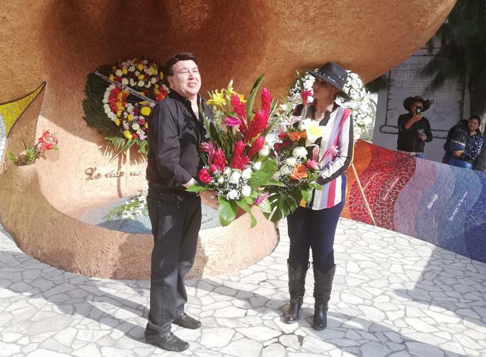Junto a la cantante Alejandra Orozco llevó arreglos de flores al mausoleo en forma de sombrero. Especial