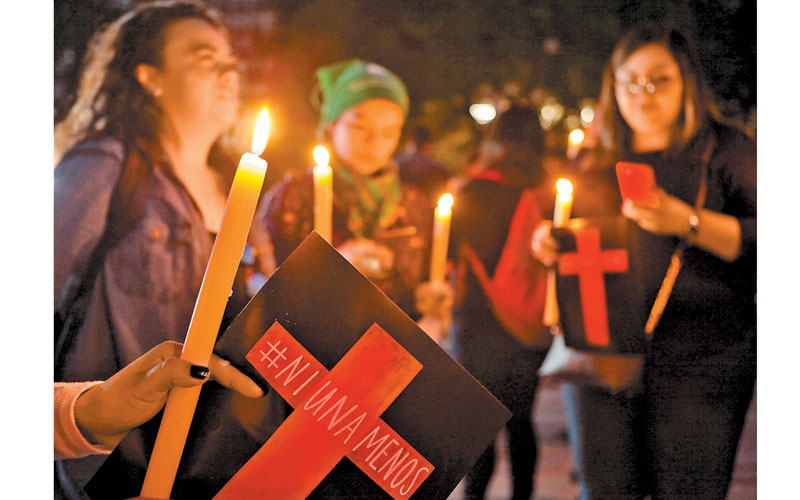 Deudos de víctimas de feminicidio realizaron una velada; manifestantes llegaron al Zócalo. (Avelina Martínez)