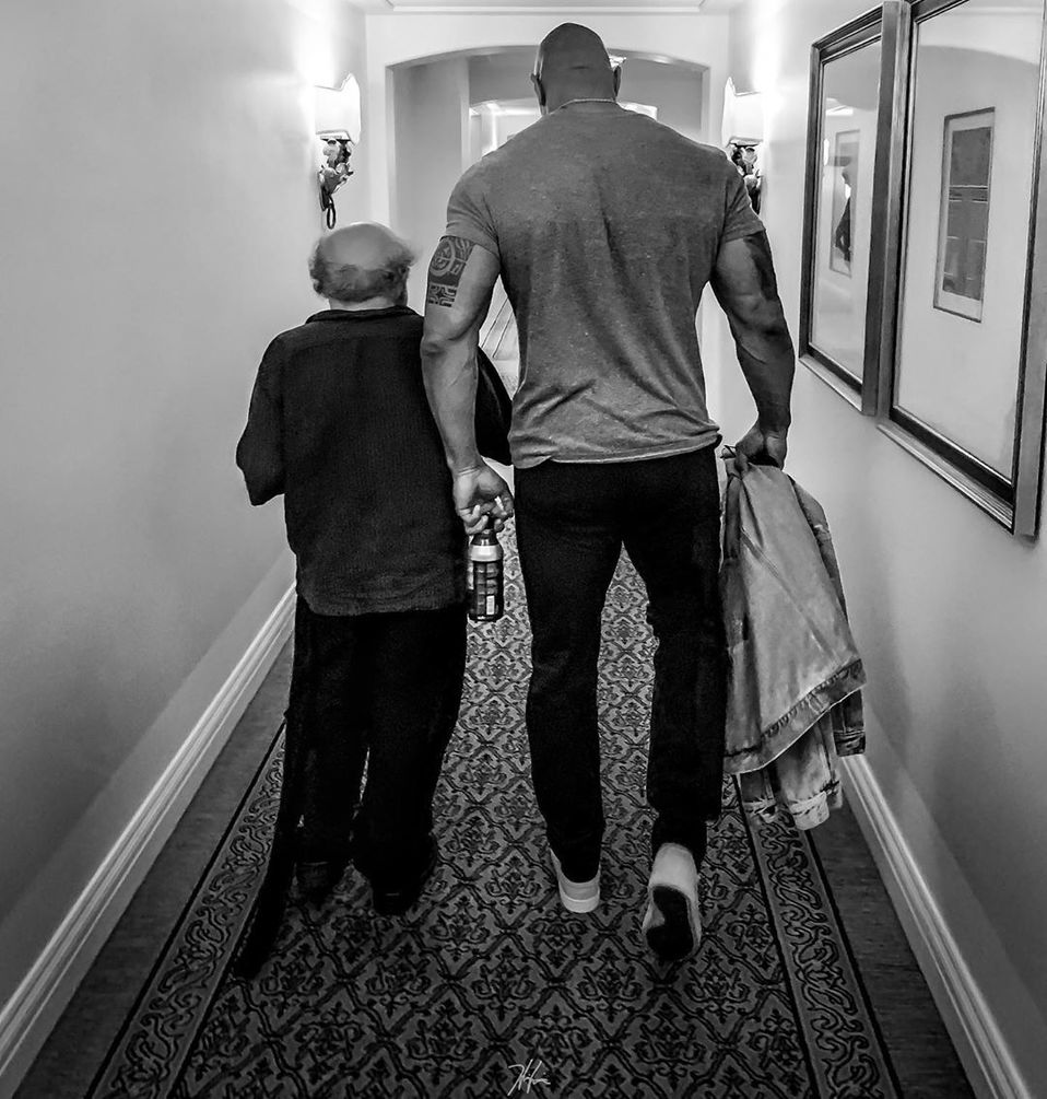 Dwayne Johnson y Danny DeVito se colaron a una boda en Cabo San Lucas, México (Instagram).