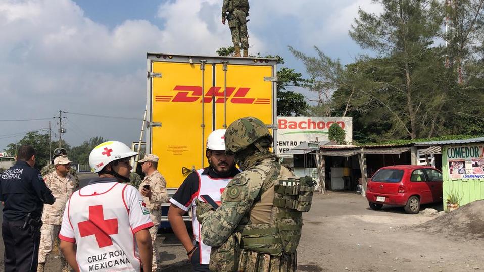 Elementos de la Guardia Nacional y Policía Federal rescataron a 80 migrantes en un camión clonado de DHL en Veracruz (Especial)