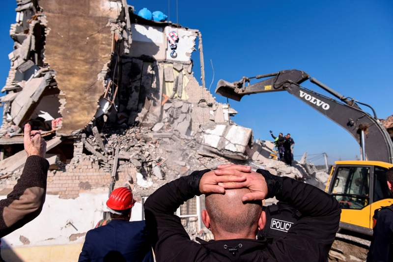 Equipos de rescate emplean excavadoras para dar con los sobrevivientes atrapados. (AFP)