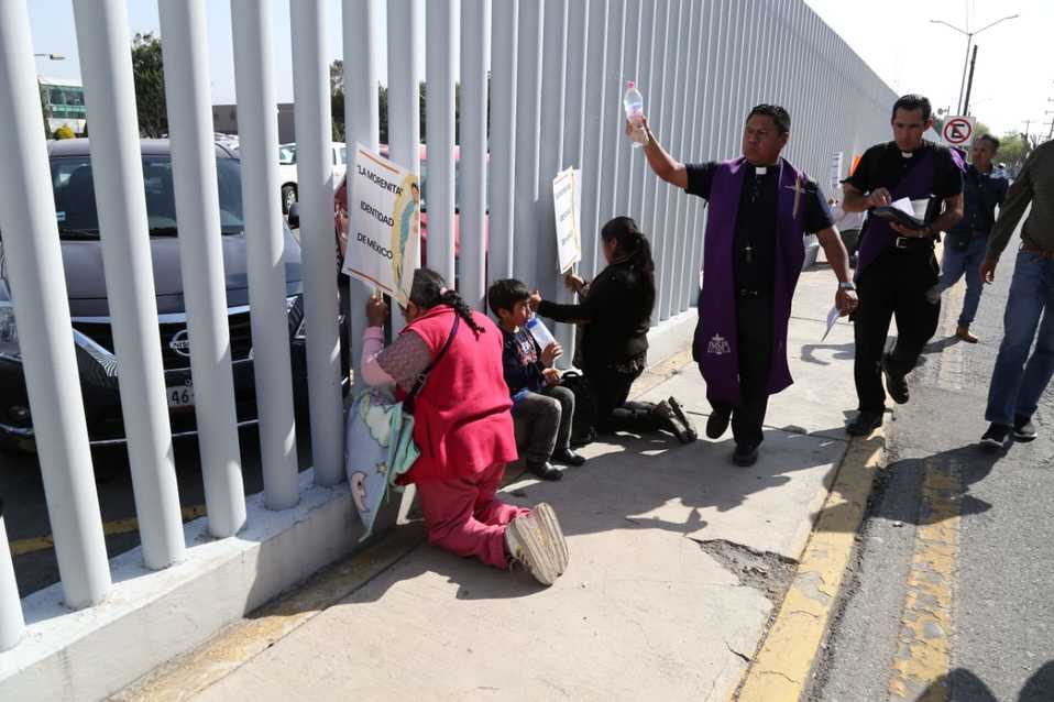 Grupos religiosos buscan frenar iniciativa de la interrupción legal del embarazo con oraciones afuera del Congreso del estado. (Jorge Sánchez)
