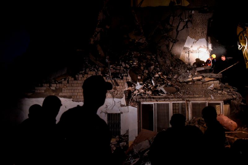 Las labores de rescate continuaron entrada la noche. (AFP)