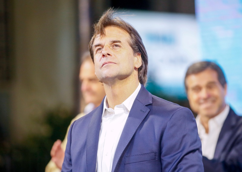 Lacalle Pou obtuvo 1,168 millones de sufragios, frente a 1,139 de Martínez. (Reuters)