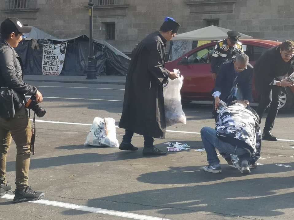 La policía cerró con una patrulla los carriles para proteger a los manifestantes./ César Velázquez