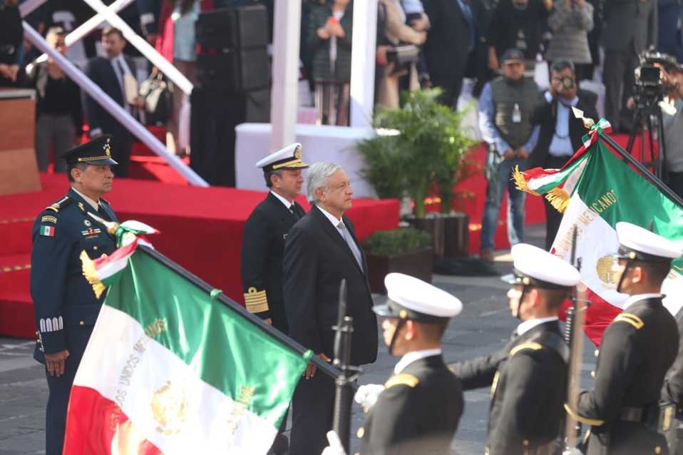 El Presidente en honores a la bandera durante la ceremonia por el centenario luctuoso del general Felipe Ángeles./ Javier Ríos