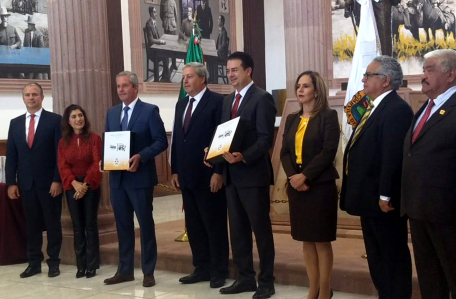 El secretario de gobierno realizó la entrega del documento a los diputados. (Jessica Rosales)