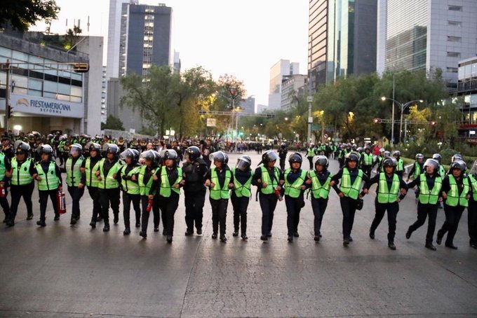Sheinbaum reconoció a las oficiales que vigilaron la marcha de mujeres. | Twitter @Claudiashein