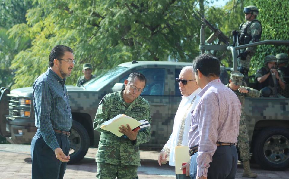 El titular de la SSP de Guerrero, David Portillo Menchaca, evalúa la situación en la que se está Zirándaro. (Rogelio Agustín)
