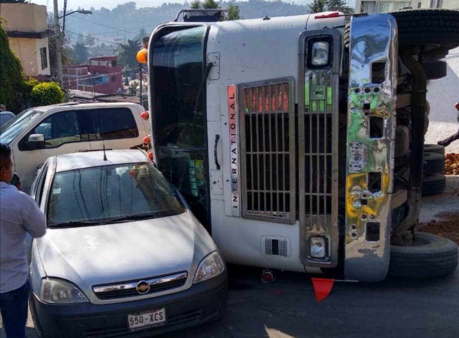 El tráiler se volcó en la Antigua Subida a San Bernabé, en la Magdalena Contreras. | César Velázquez