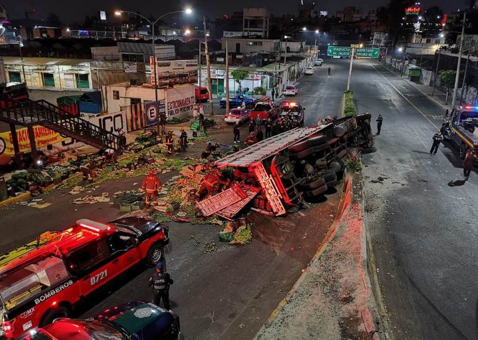 El tráiler se volcó en la avenida Arquitecto Luis Ruiz y Observatorio. | Alejandro González