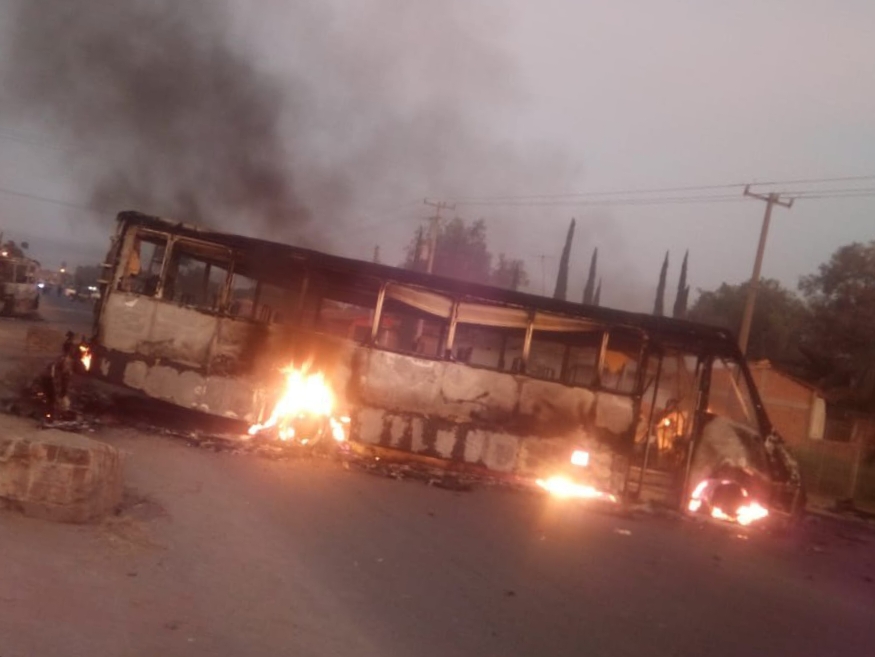 El bloqueo se realizó con poncha llantas, un camión con cilindro de gas, además tres autobuses, dos de ellos incendiados. Especial.