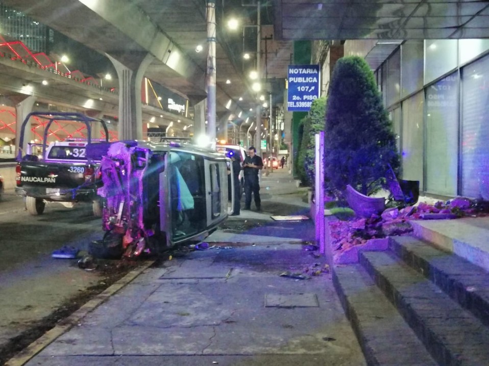 La camioneta perdió el control al salir de una curva. (Especial)