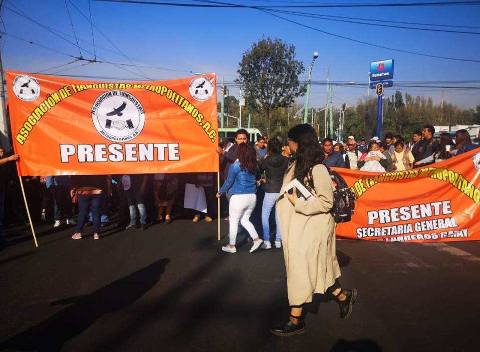 Comerciantes marchan sobre avenida Universidad. | César Velázquez