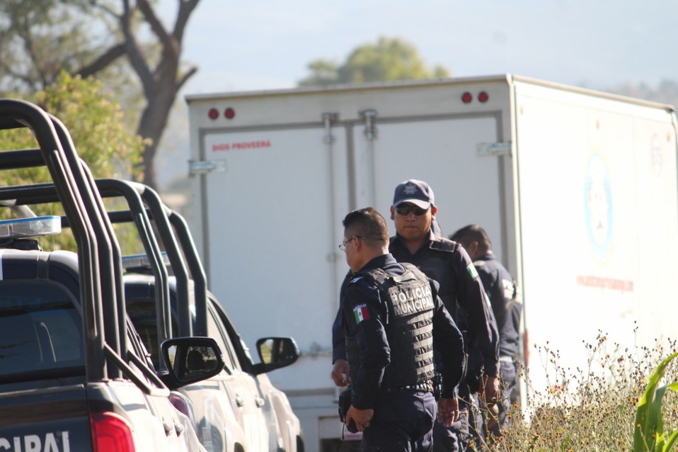 Elementos de la policía municipal, iniciaron la búsqueda en esa zona donde finalmente encontraron el camión abandonado en unos terrenos de cultivo. (A